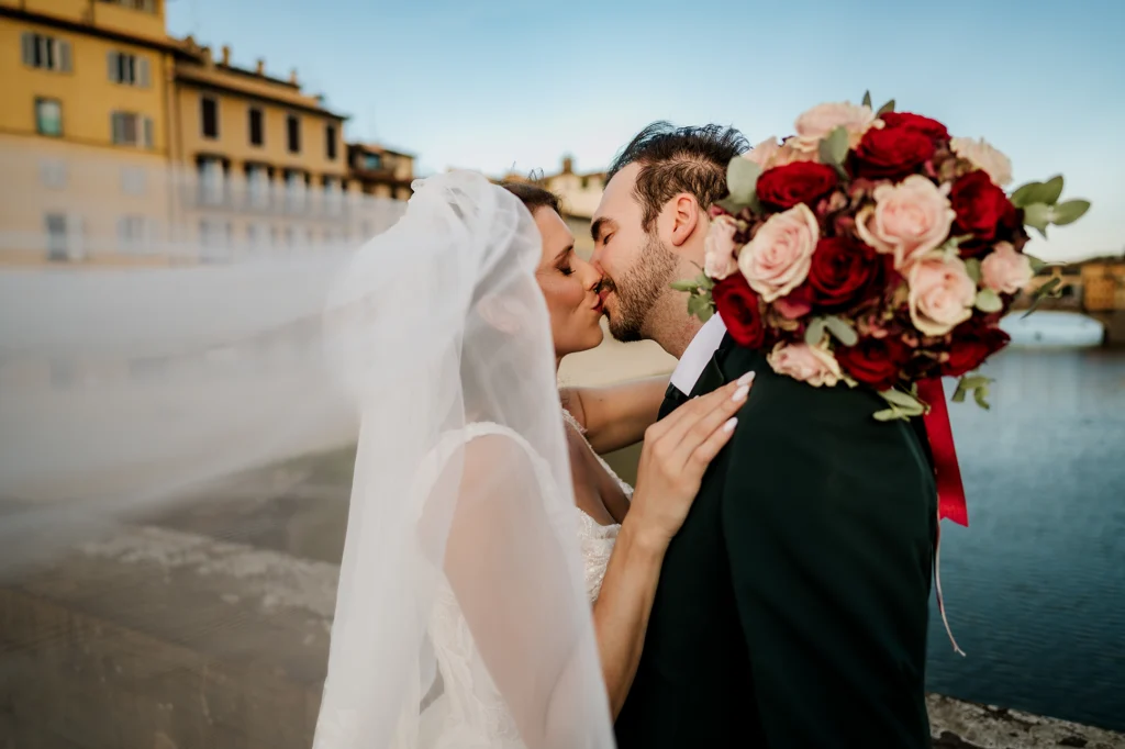 sposi bacio ponte vecchio