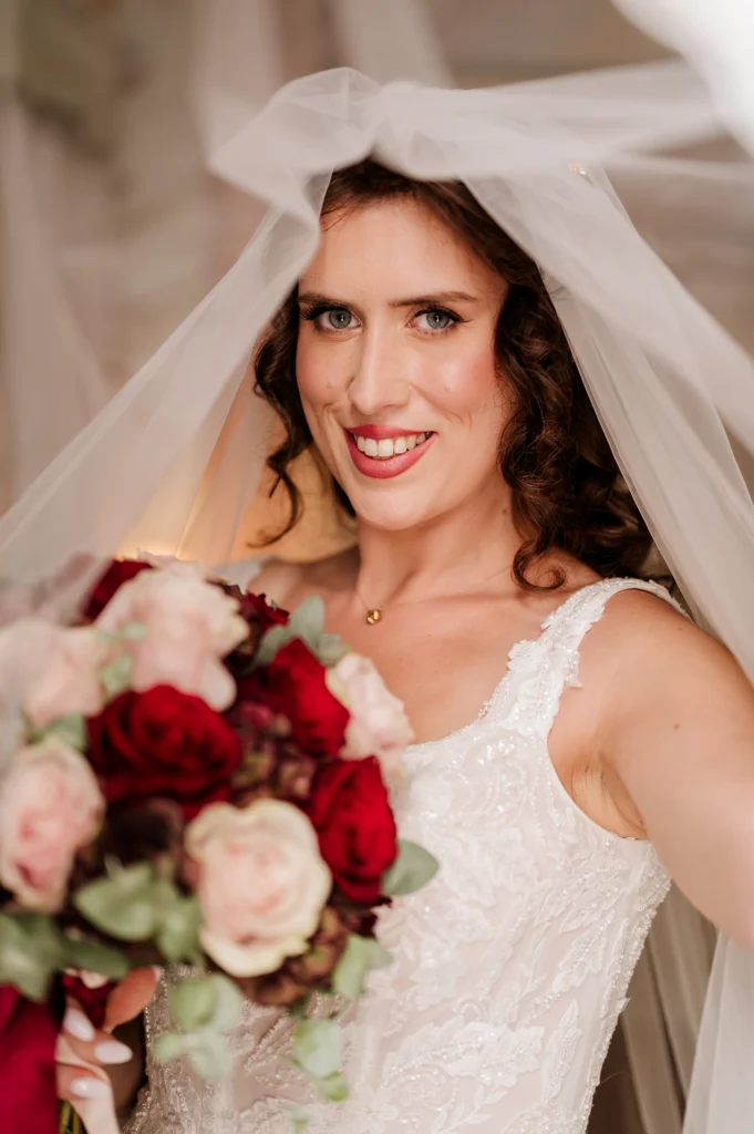 Fotografo Eventi Firenze sposa con sorriso sotto il velo