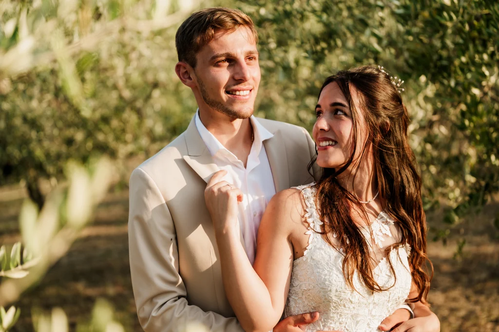 sposo e sposa nel verde