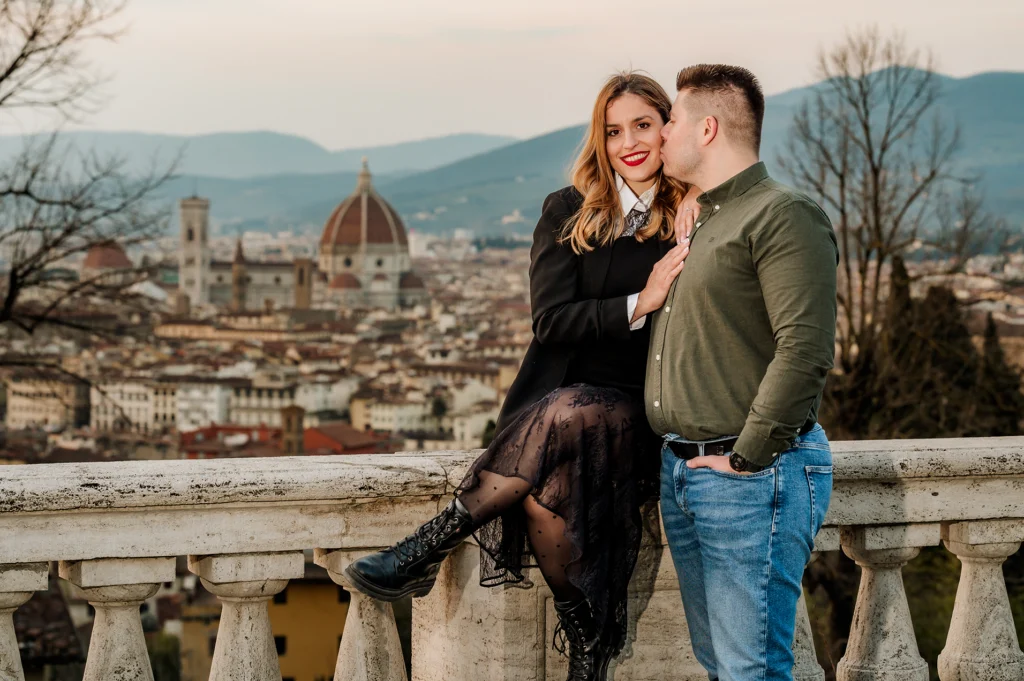 Fotografo Eventi Firenze bacio con firenze alla proposta di matirmonio